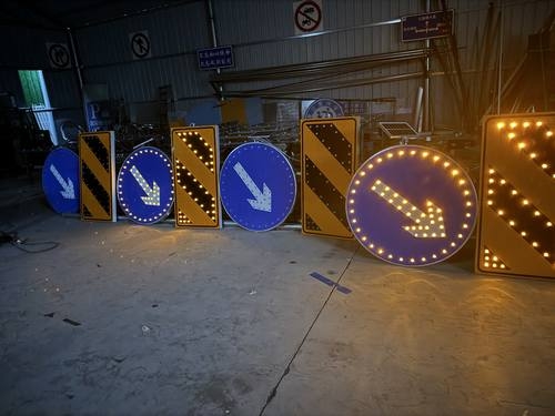 滁州滁州河南太阳能交通标牌 河南自发光交通路标牌厂家